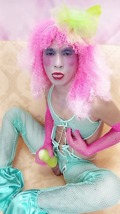 Oanh Le, transgender, vestida de forma sensual, pornô, cucu com demasiado prazer
