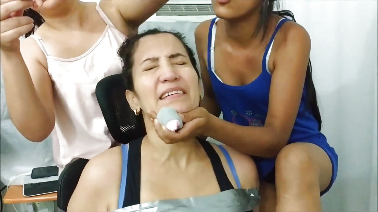 Calmează-o pe mama vitregă și ieși fără permisiunea ei!