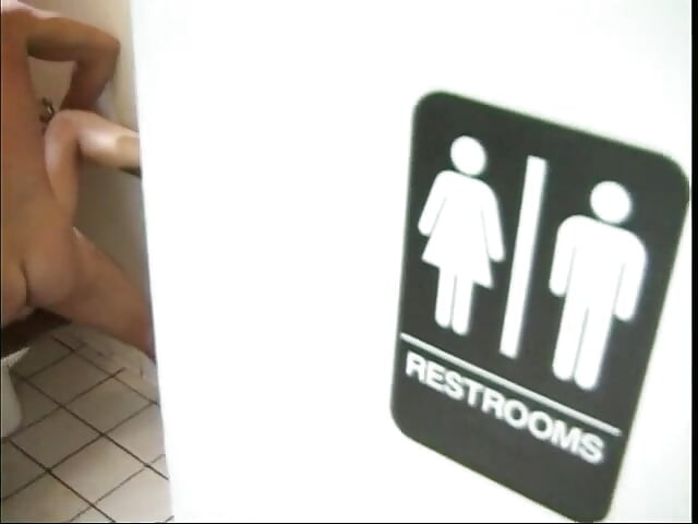 Un mec excité entre sur une bombasse sexy dans les toilettes et lui donne une bonne baise