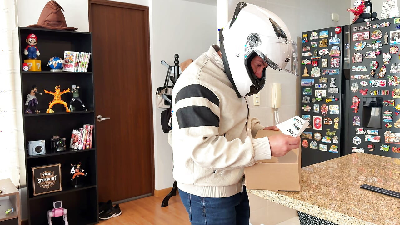 I give my pussy to the delivery guy while my husband isn't home! Mmm, he filled my tight pussy with semen!