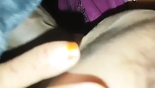 BD Viral videoda bir baldız kayınbiraderinin penisini emiyor ve domaltarak seks yapıyor.