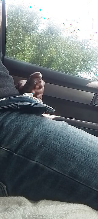 在车里开着窗户在公路上公开做爱