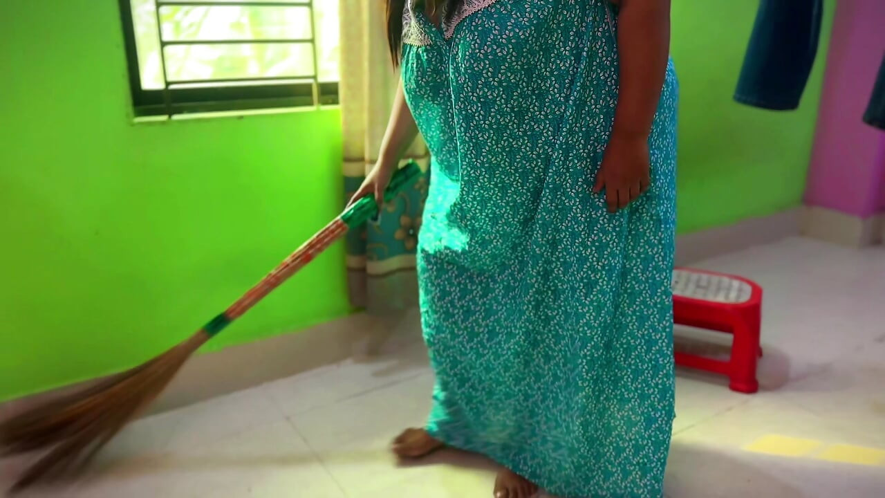 Pov: Người giúp việc mông to Ấn Độ nóng bỏng quét phòng của tôi & tôi nhìn thấy cặp mông trần trụi của cô ấy & bộ ngực khổng lồ & bắt đầu sụt cu - sex người Ấn Hin-di mms