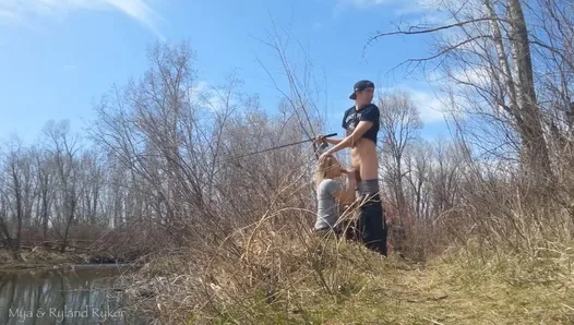 Boquete ao ar livre enquanto pesca de Mya de 18 anos