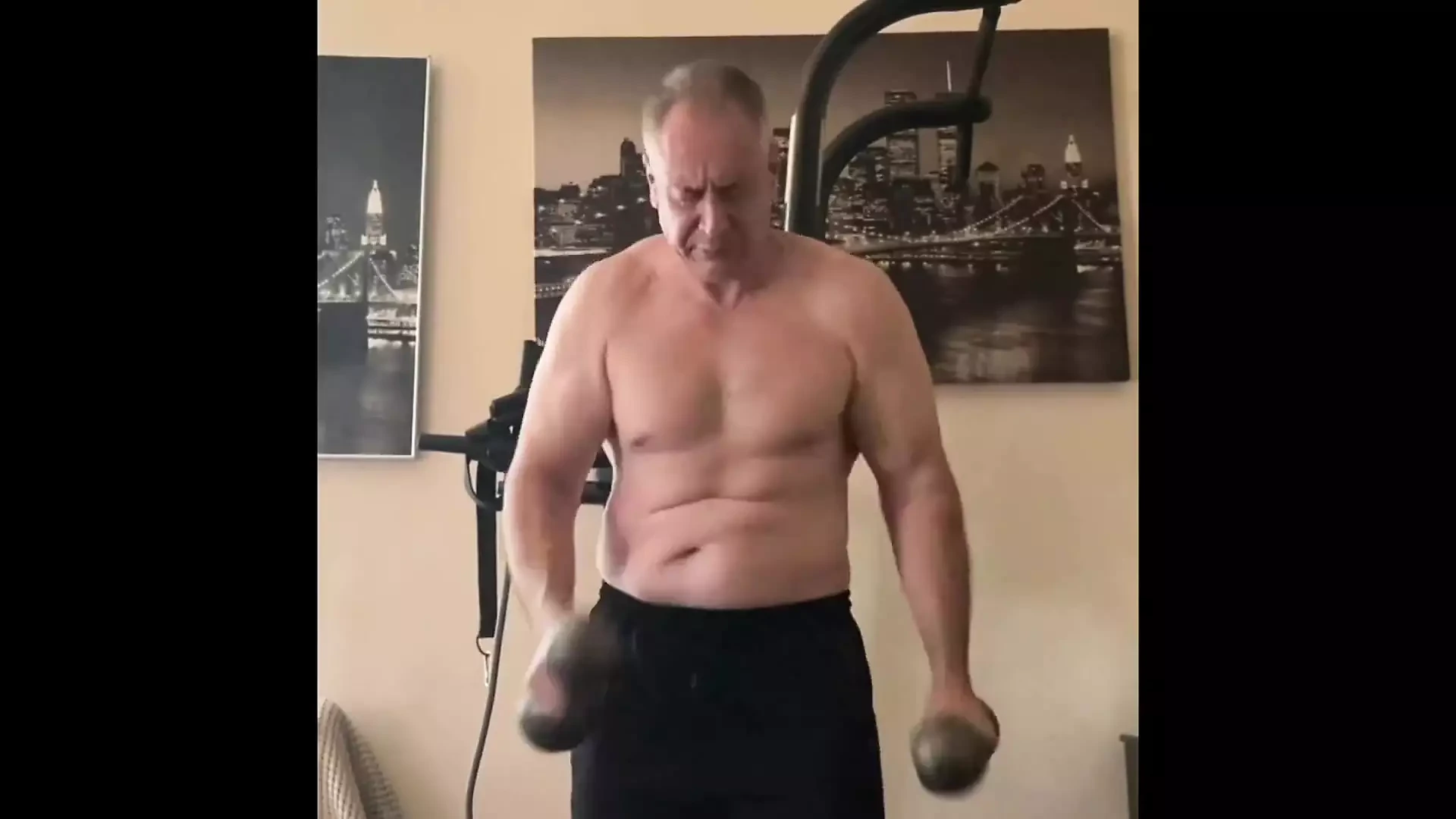 Reifer mann masturbiert und macht danach ein bisschen sport