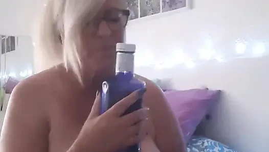 Frau Fina masturbiert mit einer gurke! Sie ist eine schlampe! Verrückte frau!