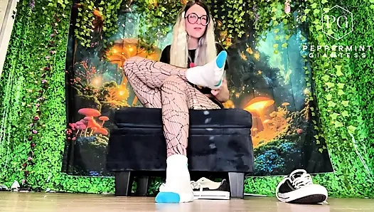 67 Giantess школьные хулиганы склоняют ботаника поклоняться моему массивному размеру 16 вонючие ноги - удаление обуви и носа