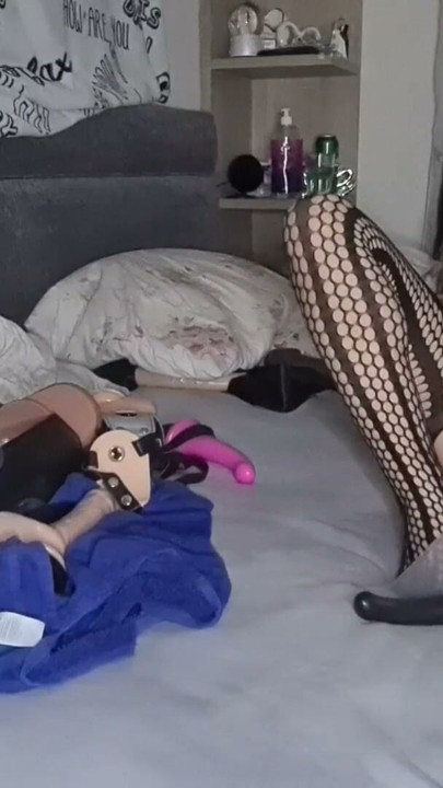 Fisting wife's tight pussy and she really enjoys this Part 1 | Clip 2