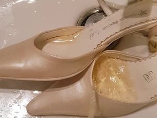 Еще одна писсинг на ее свадебную обувь