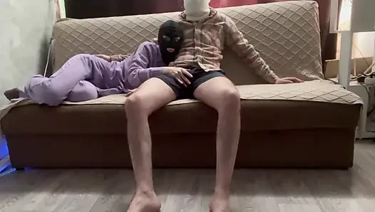 Heißer selbstgedrehter sex beim anschauen eines films und einem großen cumshot auf ihr gesicht