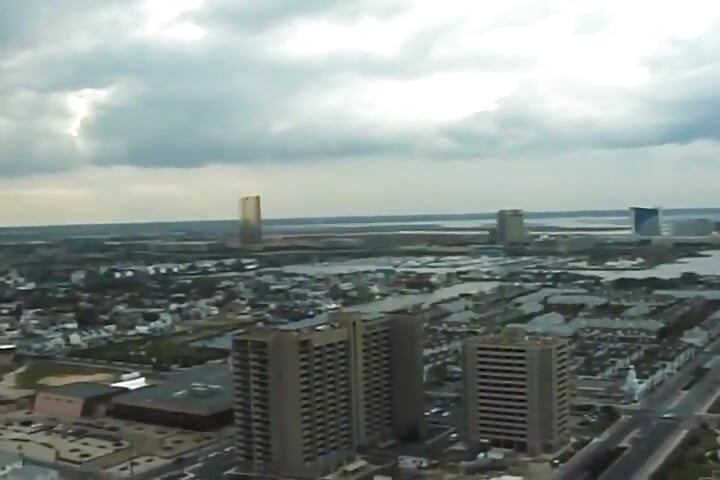 Cô ấy làm tất cả mọi thứ mà chủ nhân của mình nói với cô ấy