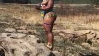 Menina africana fala majestosamente com sua bunda enorme para fora