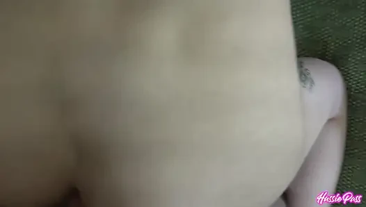 Dünne piper june bekommt ihre muschi feucht, bevor brian ihren hintern fickt!