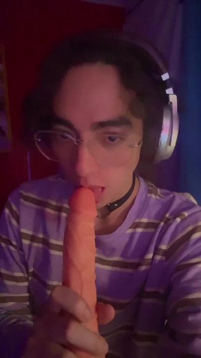 Femboy děvka cvičí, jak kouřit ptáka