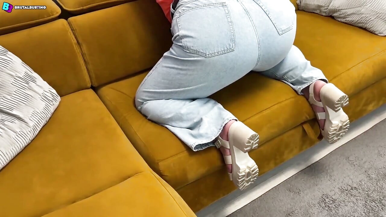 Testículo esquerdo esmagado! Ela pisa nos ovos dele em cima da tábua! Vai se foder, genitais feios - Dave Moon - Mia - Bbusting (ballbusting)