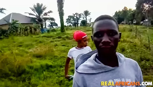 Африканская юная пара быстро жестко трахается в любительском видео