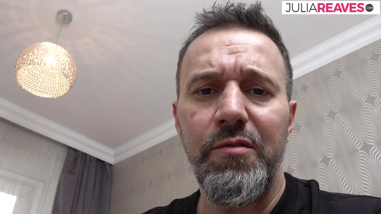 Azgın genç kız büyük bir dildo emiyor ve sonra amını onunla sikiyor
