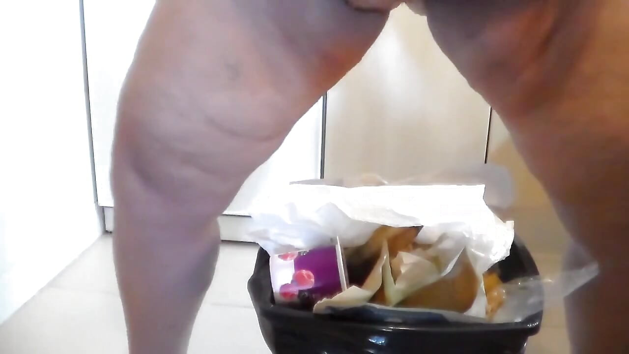 Jen está fazendo xixi na lata de lixo