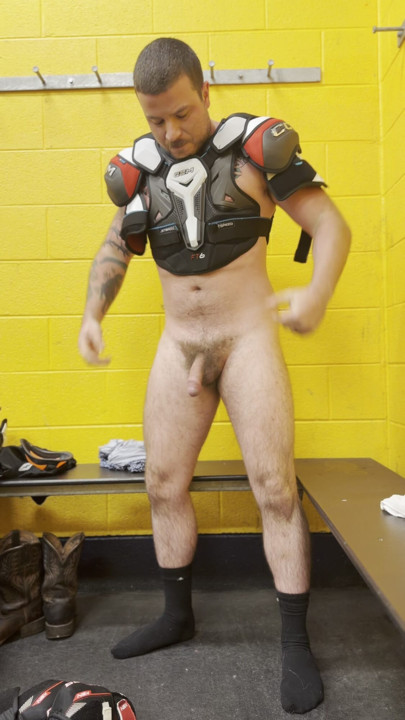 Polla de hockey desnuda cambiándose en la ducha