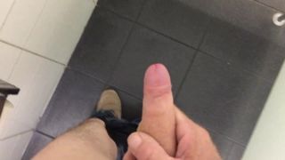 Masturbarse y correrse en baño público