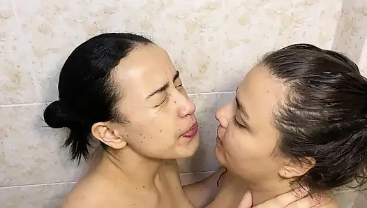 Lesbian basah ciuman dengan banyak air liur dan ludah