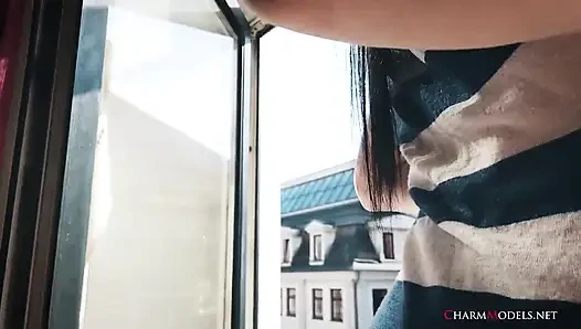 Aksi hot lea si cewek hot rambut merah di balik jendela