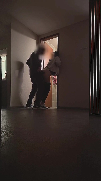 Rigtige kolleger. Tomt kontor. Ferie Quickie ved køkkendøren. | Klip 1