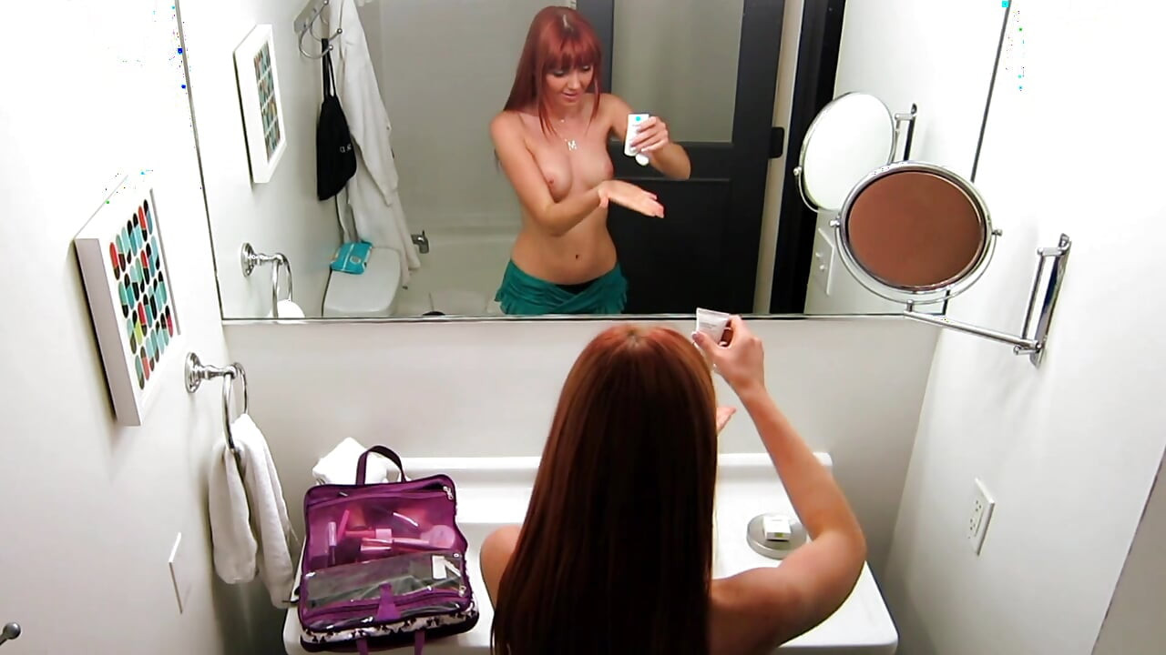 مثليات شابات أنيقات يملكن بعضهن البعض