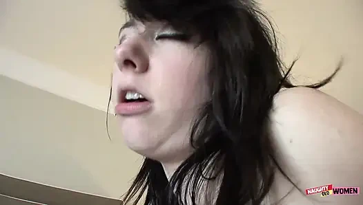 Frisky olgun bir esmer Vegas kongresinde deneyimsiz bir kızı baştan çıkarıyor ve sikiyor