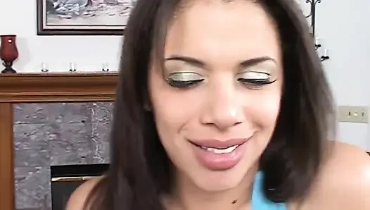 Brünette brünette MILF lutscht und tittenfick mit pulsierendem schwanz