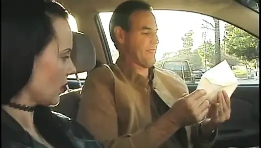 Memek berbulu si cewek hot rambut cokelat dengan kaki jenjang ini dientot habis-habisan setelah nyepong kontol di sofa