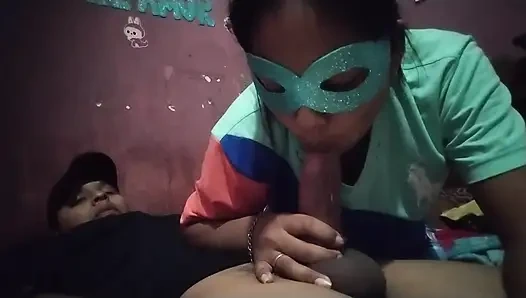 Горячая девушка сосёт член