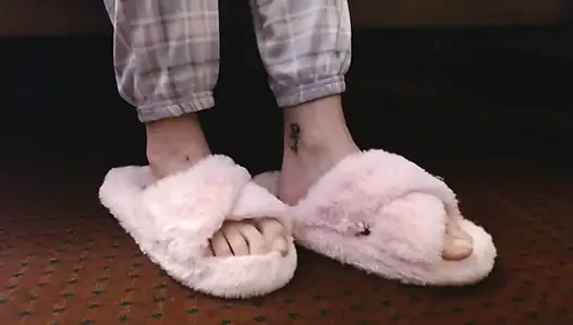 Goyang-goyang Kaki Pink Fuzzy Slippers