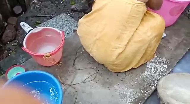 Bhabhi ki ka hot petticoat bathing in open