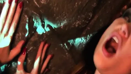 Adegan mesum tante seksi dengan toket besar 3_blonde seks threesome di gua bdsm