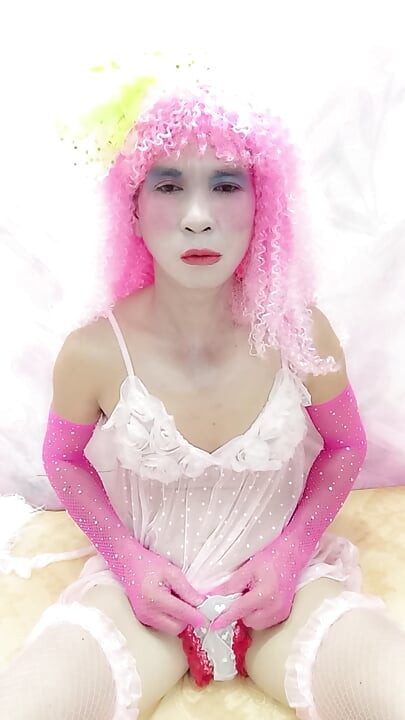Oanh Le transgênero usando roupas sexy selfie copos tinh