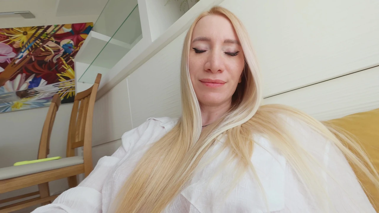 Sarışın orta yaşlı seksi kadın dildo emiyor ve sonra makine tarafından sikiliyor ve üç kez fışkırtıyor