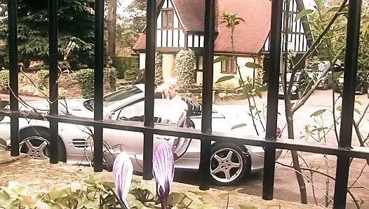 Cewek semok rambut pirang dengan stoking ketat dientot dari belakang di jalanan gelap