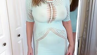 Une robe moulante transparente exhibe ses gros seins naturels de MILF mature