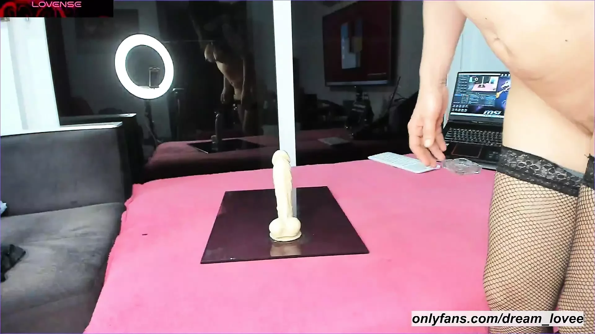 Je baise ma chatte avec un gros gode dans 2 positions différentes, pieds dessous de pieds, jarretelles noires