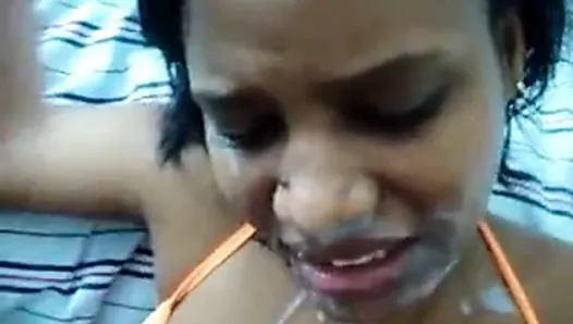 Tetona amateur cubana recibe un facial