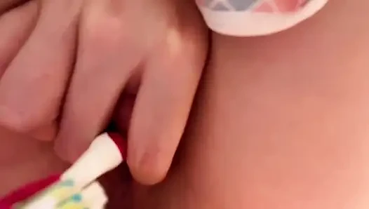 Yakın çekim mastürbasyon diş fırçasıyla yaratıcı solo eğlence