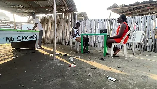 Pacarnya lagi nyari pria lain yang ngentot memeknya habis-habisan