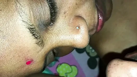 Hintli güzel gece yarısı genç kayınbiraderi ile aniden sikişiyor