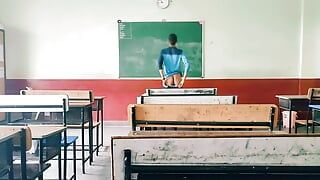 Student w klasie masturbuje się i pokazuje seksowny tyłek