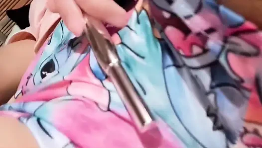 Pengasuh masturbasi dan pamer celana dalam thongnya yang basah