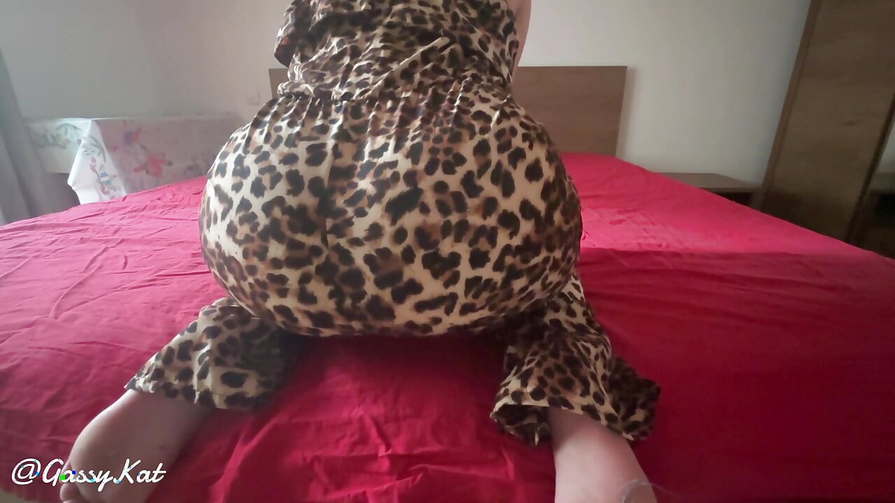 Puma Pj Śmierdzący Pierdzi w Czerwonym Łóżku