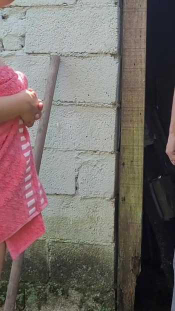 Ključni trenutak iz "Tuširanje ne radi, udana žena moli domara farme za pomoć koristeći samo ručnik i plaća seksom"