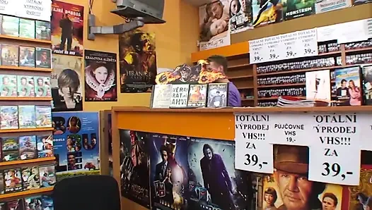 Alman nine dükkanda genç delikanlıyı emiyor ve sikiyor