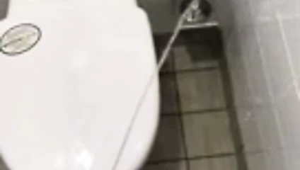 Junger schwanz işemek genç horoz olduğunu pissing